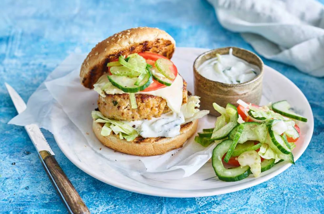 Broodje kipburger met cheddar en tzatziki